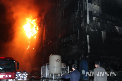 【제천=뉴시스】강신욱 기자 = 21일 오후 3시33분께 불이 난 충북 제천시 하소동의 한 복합건축물에서 불길이 치솟고 있다. 2017.12.21. ksw64@newsis.com