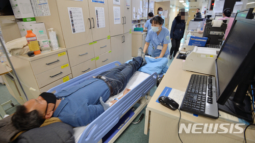 【대구=뉴시스】우종록 기자 = 21일 오전 대구시 중구 동산동 계명대학교 동산의료원 응급의료센터에서 의료진이 응급 환자를 옮기고 있다. 2017.12.21. wjr@newsis.com