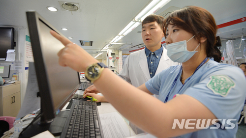 【대구=뉴시스】우종록 기자 = 21일 오전 대구시 중구 동산동 계명대학교 동산의료원 응급의료센터에서 의료진들이 환자 진료기록을 검토하고 있다. 2017.12.21. wjr@newsis.com