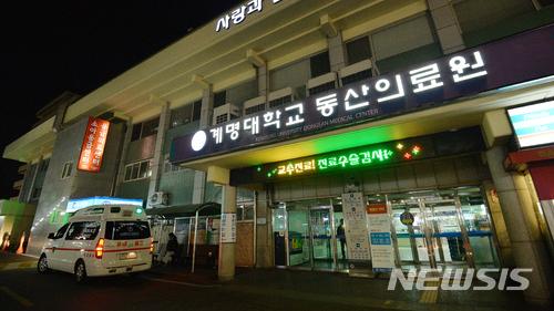 【대구=뉴시스】우종록 기자 = 21일 오전 대구시 중구 동산동 계명대학교 동산의료원 응급의료센터 앞에 구급차가 대기하고 있다. 2017.12.21. wjr@newsis.com