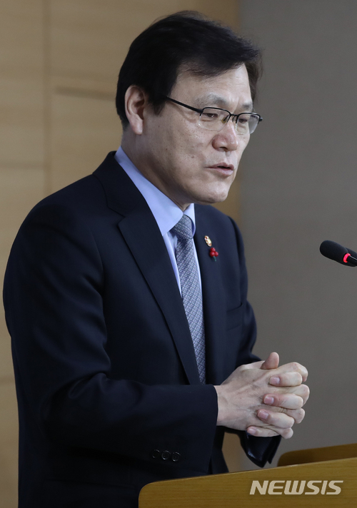 【서울=뉴시스】고승민 기자 = 최종구 금융위원장이 21일 오전 서울 종로구 정부서울청사에서 금융행정혁신위원회 최종 권고안 관련 기자간담회를 하고 있다. 2017.12.21. kkssmm99@newsis.com