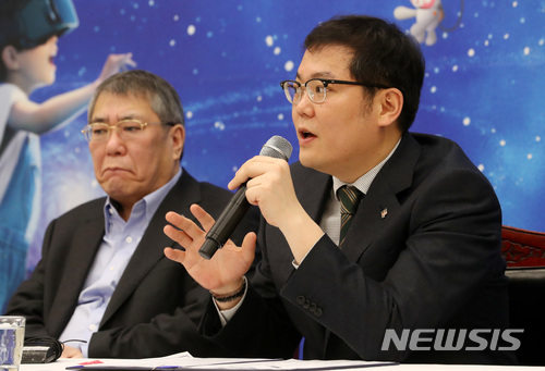 【서울=뉴시스】박진희 기자 = 교원그룹 장평순(왼쪽) 회장과 장동하 기획조정부문장이 21일 오전 서울 동대문구 동대문 DDP 국제회의장에서 2018년 매출 2조원의 혁신 그룹으로 도약을 다짐하는 기자간담회를 하고 있다. 장동하 기획조정부분장은 장 회장의 장남이다. 2017.12.21.pak7130@newsis.com