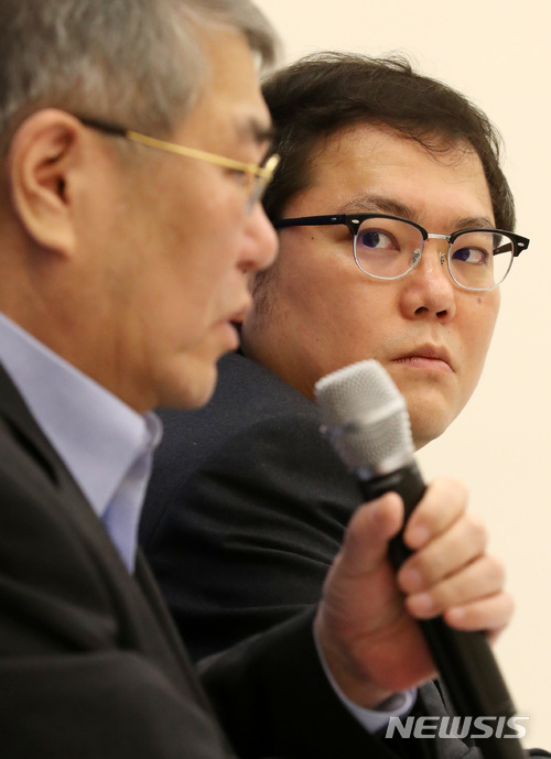 【서울=뉴시스】박진희 기자 = 교원그룹 장평순(왼쪽) 회장과 장동하 기획조정부문장이 21일 오전 서울 동대문구 동대문 DDP 국제회의장에서 2018년 매출 2조원의 혁신 그룹으로 도약을 다짐하는 기자간담회를 하고 있다. 장동하 기획조정부분장은 장 회장의 장남이다. 2017.12.21.pak7130@newsis.com