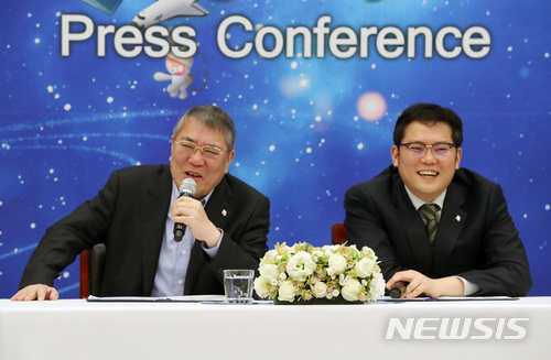 【서울=뉴시스】박진희 기자 = 교원그룹 장평순(왼쪽) 회장과 장동하 기획조정부문장이 21일 오전 서울 동대문구 동대문 DDP 국제회의장에서 2018년 매출 2조원의 혁신 그룹으로 도약을 다짐하는 기자간담회를 하고 있다. 장동하 기획조정부분장은 장 회장의 장남이다. 2017.12.21.pak7130@newsis.com