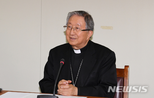 【광주=뉴시스】배동민 기자 = 천주교 광주대교구 김희중 히지노 대주교가 21일 오전 광주 서구 천주교광주대교구청에서 성탄 메시지를 발표하고 있다. 2017.12.21. guggy@newsis.com