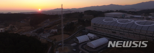 【강릉=뉴시스】김경목 기자 = 2018 평창 동계올림픽대회 개막을 50일 앞둔 21일 동해에서 떠오르고 있는 태양이 강릉스피드스케이팅경기장(오륜기)과 강릉하키센터를 환하게 비추고 있다. 2017.12.21.&nbsp; photo31@newsis.com