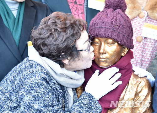 【대구=뉴시스】우종록 기자 = 21일 오전 대구대학교 경산캠퍼스 웅지관에서 열린 '평화의 소녀상 제막식' 행사에 참석한 일본군 '위안부' 피해자 이용수 할머니가 소녀상 볼에 입맞춤하고 있다. 2017.12.21. wjr@newsis.com