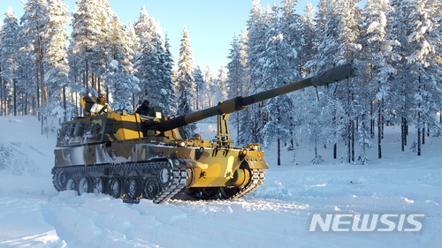 [광주=뉴시스] 한화지상방산은 20일(현지시간) 노르웨이 국방부에서 2020년 까지 K9 자주포 24문, K10 탄약운반장갑차 6대를 수출하는 내용의 계약을 체결했다고 21일 밝혔다. 사진은 현지에서 이뤄진 K9 자주포 시험평가. (사진=한화 제공) 2017.12.21 photo@newsis.com