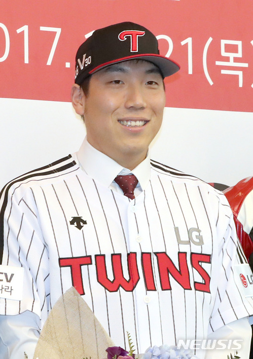 【서울=뉴시스】권현구 기자 = LG 트윈스 김현수가 21일 오후 서울 강남구 그랜트 인터콘티넨탈호텔에서 열린 'LG트윈스 김현수 선수 입단식'에서 유니폼을 입고 기념촬영을 하고 있다. 2017.12.21. stoweon@newsis.com
