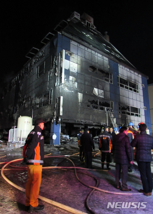 【제천=뉴시스】이병찬 기자 = 21일 오후 3시50분께 발생한 화재로 불탄 충북 제천시 하소동 스포츠센터 건물에서 소방대원들이 현장 수습 작업을 벌이고 있다. 이날 화재로 오후 11시 현재 29명이 숨졌다.2017.12.21.&nbsp; bclee@newsis.com 