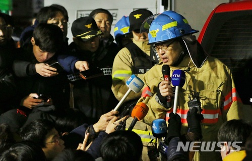 【제천=뉴시스】강신욱 기자 = 22일 오전 0시10분께 충북 제천시 화소동 복합건축물 화재현장에서 이상민 제천소방서장이 피해 현황 등 언론 브리핑을 하고 있다. 2017.12.22. ksw64@newsis.com 