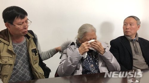 【서울=뉴시스】 91세의 중국 위안부 피해 할머니 천롄춘(陳連村)은 21일 베이징 기자회견에서 눈물을 흘리고 있다. 천 할머니 등 5명 위안부 피해자와 일본 법원에서 패소 판결을 받은 적이 있는 12명의 유족은 이날 베이징에서 기자회견을 열어 일본이 공식적인 사과를 할수 있도록 자국 정부가 외교적 보호권을 행사해 달라고 촉구했다. (사진출처: 중국 칭녠바오) 2017.12.22