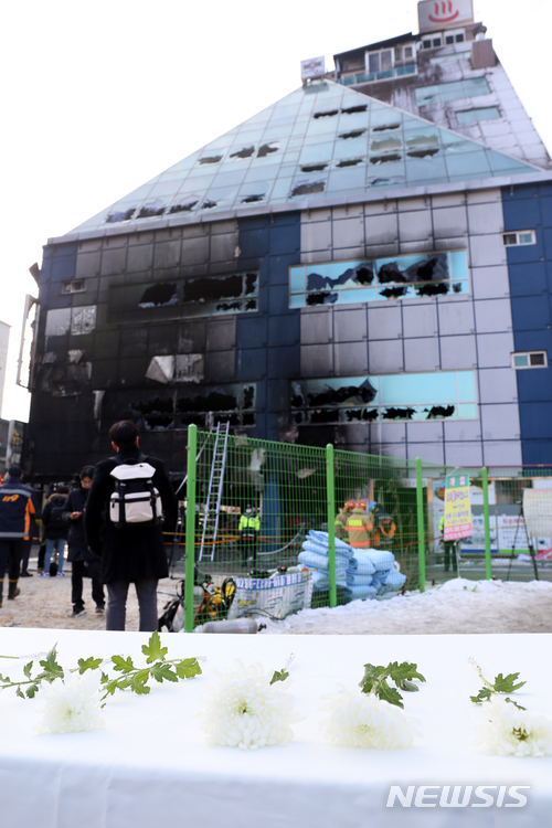 【제천=뉴시스】인진연 기자 = 지난 21일 오후 3시 53분께 충북 제천시 하소동의 한 스포츠센터에서 불이 나 수십명의 인명피해가 났다. 22일 사고 현장 앞에 김부겸 행정안전부 장관과 대책본부 관계자들이 헌화한 국화가 희생자들의 넋을 위로하고 있다. 2017.12.22&nbsp; inphoto@newsis.com 