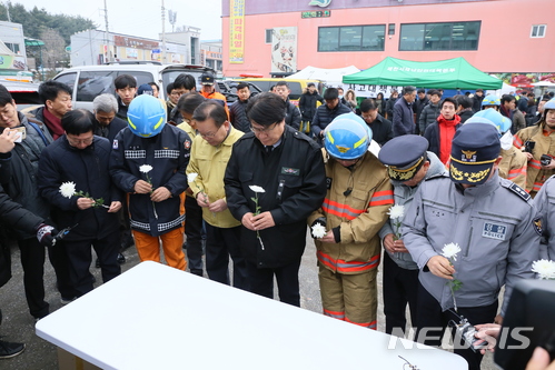 【제천=뉴시스】인진연 기자 = 지난 21일 오후 3시 53분께 충북 제천시 하소동의 한 스포츠센터에서 불이 나 수십명의 인명피해가 났다. 22일 김부겸 행정안전부 장관과 대책본부 관계자들이 국화를 들고 사고 희생자들에게 묵념하고 있다. 2017.12.22 inphoto@newsis.com