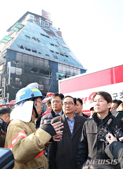 제천 화재현장 찾은 안철수, "재발 방지 제도화" 약속