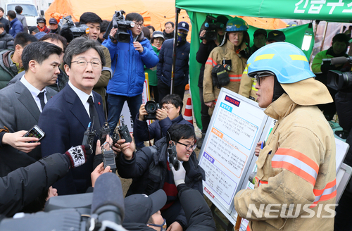 【제천=뉴시스】인진연 기자 = 지난 21일 오후 3시 53분께 충북 제천시 하소동의 한 스포츠센터에서 불이 나 수십명의 인명피해가 났다. 22일 유승민 바른정당 대표가 사고 현장 브리핑을 받고 있다.2017.12.22 inphoto@newsis.com