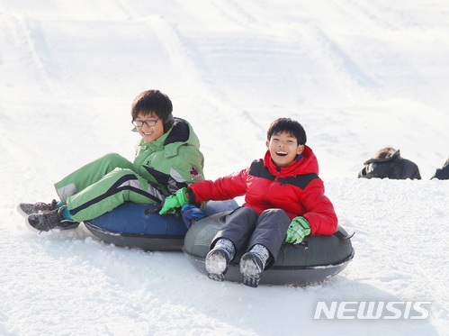 【안산=뉴시스】이종일 기자 = 경기 안산도시공사가 운영하는 안산눈썰매장에서 아이들이 눈썰매를 즐기고 있다. 2017.12.22. (사진 = 안산도시공사 제공) photo@newsis.com 
