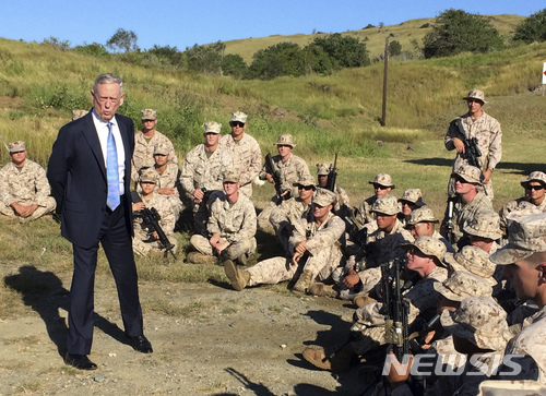 【관타나모=AP/뉴시스】제임스 매티스 미국 국방장관이 21일(현지시간) 쿠바 관타나모 미군기지를 방문해 해병대원들과 만나고 있다. 2017.12.22 