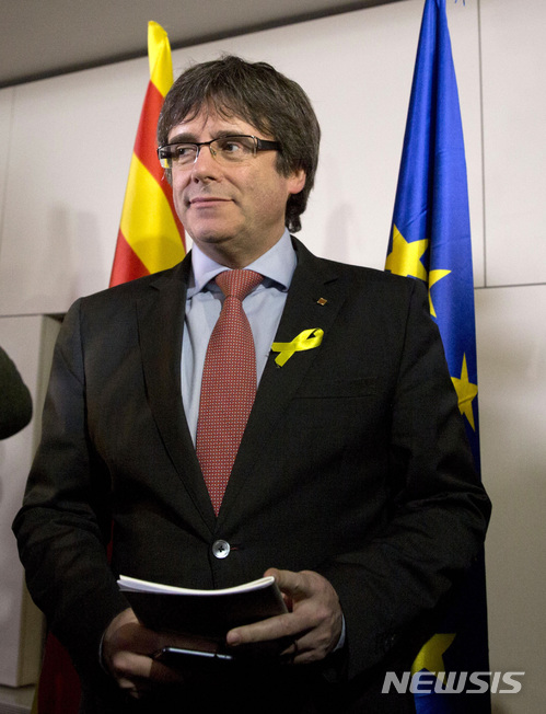 【브뤼셀=AP/뉴시스】스페인 중앙정부로부터 해임된 카를레스 푸지데몬 전 카탈루냐 자치정부 수반이 2017년 21일(현지시간) 벨기에 브뤼셀에서 기자회견을 하고 있다. 그가 벨기에에서 선거운동을 지원한 신생정당 '카탈루냐를 위해 다함께(JxCat)가 이날 치러진 카탈루냐 지방선거에서 득표율 1위로 승리했지만 2024년 5월 12일의 선거에서는 예전보다 지지세력을 잃었다. 2024.05. 13. 