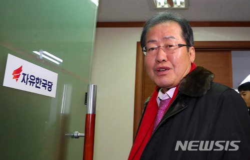 【서울=뉴시스】배훈식 기자 = 대법원 선고를 앞둔 홍준표 자유한국당 대표가 22일 오전 서울 여의도 중앙당사에서 열린 비공개 최고위원회의에 참석하며 취재진 질문에 답하고 있다. 2017.12.22. dahora83@newsis.com