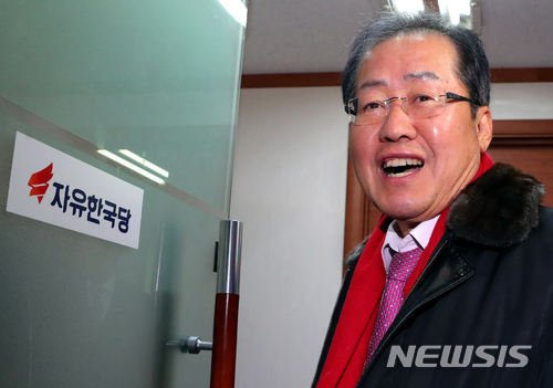 【서울=뉴시스】배훈식 기자 = 대법원 선고를 앞둔 홍준표 자유한국당 대표가 22일 오전 서울 여의도 중앙당사에서 열린 비공개 최고위원회의에 참석하며 취재진의 질문에 답하고 있다. 2017.12.22. dahora83@newsis.com