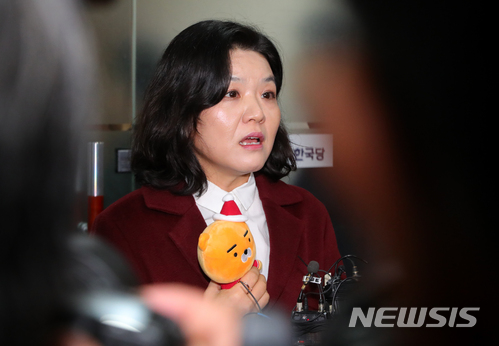 【서울=뉴시스】배훈식 기자 = 류여해 자유한국당 최고위원이 22일 오전 서울 여의도 중앙당사에서 열린 비공개 최고위원회의에 참석하려다 거부 당한 뒤 취재진의 질문에 답하고 있다. 2017.12.22. dahora83@newsis.com