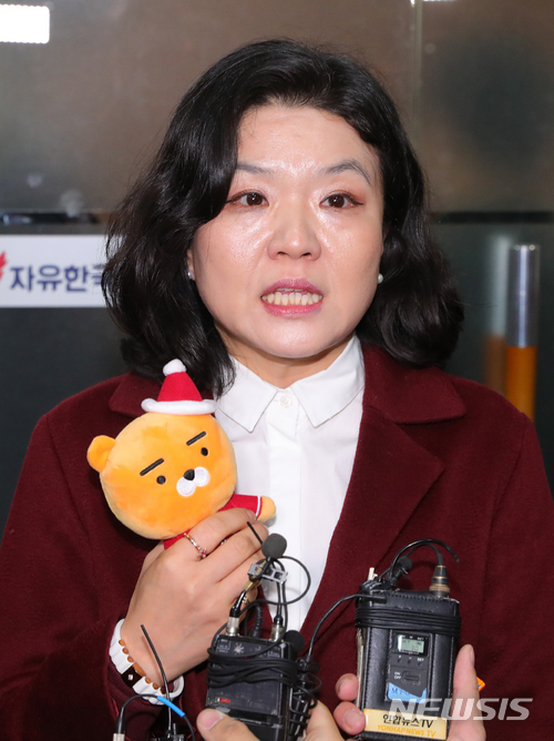 【서울=뉴시스】배훈식 기자 = 류여해 자유한국당 최고위원이 22일 오전 서울 여의도 중앙당사에서 열린 비공개 최고위원회의에 참석하려다 거부 당한 뒤 취재진의 질문에 답하고 있다. 2017.12.22. dahora83@newsis.com