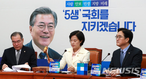 【서울=뉴시스】이영환 기자 = 22일 오전 서울 여의도 국회 더불어민주당 대표회의실에서 열린 최고위원회의에 참석한 추미애 대표가 개회를 선언하며 의사봉을 두드리고 있다. 2017.12.22. 20hwan@newsis.com