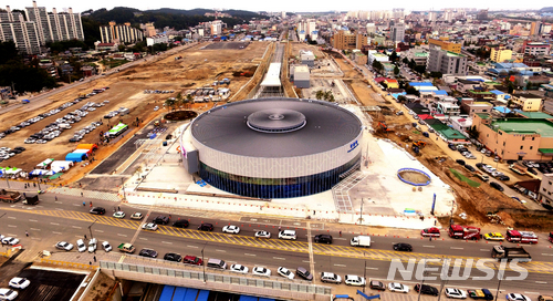 【강릉=뉴시스】김경목 기자 = 동해안 KTX 시대가 열렸다. 코레일은 22일부터 서울~강릉(경강선) 고속열차 운행을 시작했다. 이날 서울행 첫 열차는 오전 5시30분, 강릉행은 오전 5시32분에 각각 출발했다. 사진은 하늘에서 내려다본 강릉역 일대의 모습. 2017.12.22. photo31@newsis.com