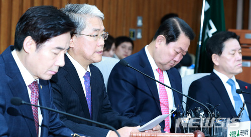 【서울=뉴시스】이영환 기자 = 22일 오전 서울 여의도 국회 제3회의장에서 열린 국민의당 의원총회에 참석한 김동철 원내대표가 발언하고 있다. 2017.12.22.&nbsp; 20hwan@newsis.com