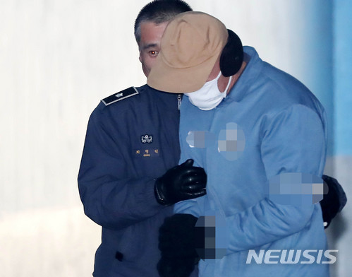 【서울=뉴시스】박주성 기자 = 탈세 재판 위증교사' 전두환 차남 전재용씨가 지난달 22일 오전 서울 서초구 서울중앙지방법에서 열린 공판에 출석하고 있다. 2017.12.22. park7691@newsis.com