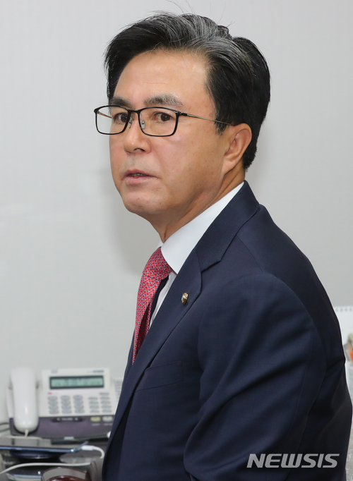 【서울=뉴시스】배훈식 기자 = 22일 오전 서울 여의도 국회 의원회관에서 김태흠 자유한국당 최고위원이 기자간담회를 열고 최고위원회의에서 의결한 당 조직강화특별위원회 구성에 반발하고 있다. 2017.12.22.&nbsp; dahora83@newsis.com