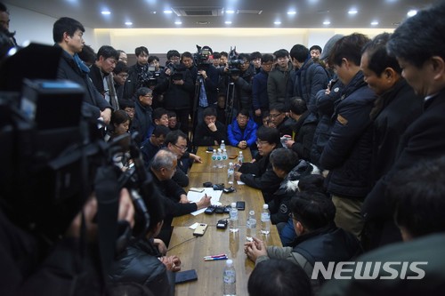 【서울=뉴시스】 이근규 제천시장이 22일 충북 제천서울병원에서 제천 스포츠센터 화재 유족과 간담회를 하고 있다. 2017.12.22. (사진=제천시 제공) photo@newsis.com