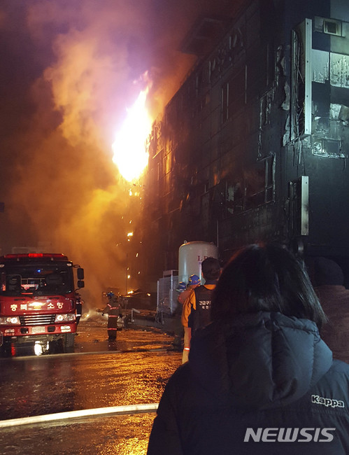 【제천=뉴시스】강신욱 기자 = 21일 오후 4시께 화재가 발생한 충북 제천시 하소동의 한 스포츠센터에서 불이 나 건물에서 불길이 치솟고 있다. 2017.12.23. ksw64@newsis.com