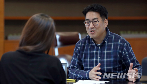 【화성=뉴시스】권현구 기자 = 뇌과학자 장동선 박사가 경기 화성시 롤링힐스호텔에서 뉴시스와 인터뷰를 하고 있다. 2017.12.26. stoweon@newsis.com