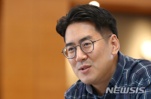 【화성=뉴시스】권현구 기자 = 뇌과학자 장동선 박사가 경기 화성시 롤링힐스호텔에서 뉴시스와 인터뷰를 하고 있다. 2017.12.26. stoweon@newsis.com