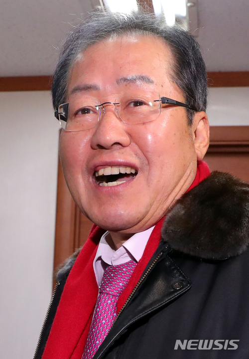 【서울=뉴시스】배훈식 기자 = 대법원 선고를 앞둔 홍준표 자유한국당 대표가 22일 오전 서울 여의도 중앙당사에서 열린 비공개 최고위원회의에 참석하며 취재진의 질문에 웃으며 답하고 있다. 2017.12.22. dahora83@newsis.com