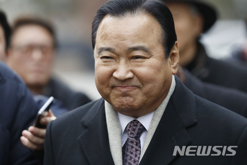 【서울=뉴시스】최동준 기자 = 이완구 전 국무총리가 22일 서울 서초구 대법원 앞에서 '성완종 리스트 의혹'에 대해 무죄를 선고 받은 뒤 입장을 밝히던 중 미소 짓고 있다. 2017.12.22.&nbsp; photocdj@newsis.com