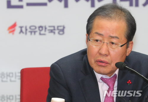 【서울=뉴시스】배훈식 기자 = 대법원 상고심에서 무죄 판결을 받은 홍준표 자유한국당 대표가 22일 오후 서울 여의도 중앙당사에서 기자간담회를 열고 입장을 표명하고 있다. 2017.12.22. dahora83@newsis.com