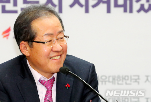 【서울=뉴시스】배훈식 기자 = 대법원 상고심에서 무죄 판결을 받은 홍준표 자유한국당 대표가 22일 오후 서울 여의도 중앙당사에서 기자간담회를 열고 미소를 띄고 있다. 2017.12.22. dahora83@newsis.com
