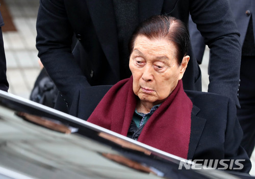 【서울=뉴시스】박주성 기자 = 신격호 롯데그룹 총괄회장이 지난해 12월22일 롯데그룹 횡령·배임·탈세혐의 관련 1심 선고 공판에서 징역 4년을 선고 받은 후 서울 서초동 서울중앙지법을 나서고 있다. 재판부는 이때 신 총괄회장이 90대 고령인 점을 감안해 구속하지 않았다. 2017.12.22. park7691@newsis.com