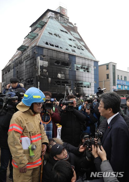 【서울=뉴시스】이영환 기자 = 바른정당 유승민 대표가 22일 오후 충북 제천시 스포츠센터 화재현장을 방문해 관계자에게 현장 브리핑을 듣고 있다. 2017.12.22. (사진=바른정당 제공) photo@newsis.com