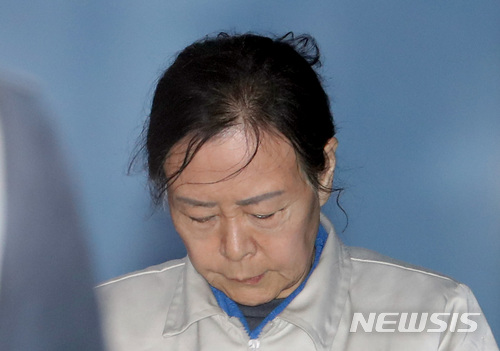 【서울=뉴시스】권현구 기자 = 신영자 전 롯데장학재단 이사장이 지난해 12월22일 서울 서초구 서울중앙지법에서 열린 '롯데 오너가 비리' 1심 선고 공판을 마치고 호송차로 향하고 있다. 2017.12.22. stoweon@newsis.com