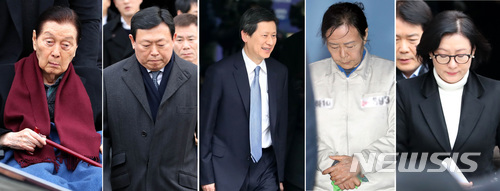 【서울=뉴시스】박주성 기자 = 롯데그룹 횡령·배임·탈세혐의 관련 1심 선고 공판을 받은 롯데 오너 일가가 지난해 12월22일 오후 서울 서초동 서울중앙지법을 나서고 있다. 2017.12.22. park7691@newsis.com