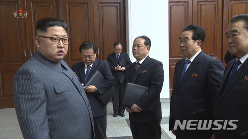 【서울=뉴시스】 북한 조선중앙TV는 김정은 노동당 위원장이 21일 열린 조선노동당 제5차 세포위원장대회에 참석했다고 22일 보도했다. 이날 대회에는 김정은 위원장의 여동생인 김여정 당부부장이 주석단에 앉았다. 2017.12.22. (출처 = 조선중앙TV 캡처) photo@newsis.com