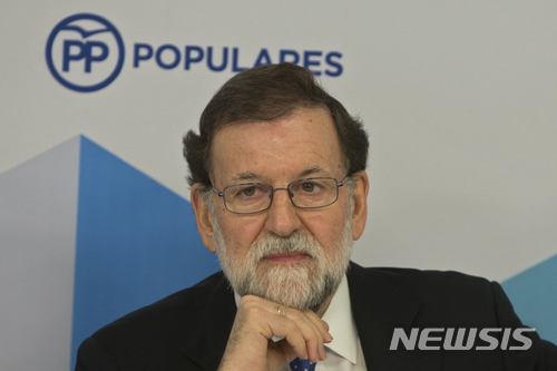 【마드리드=AP/뉴시스】 마리아노 라호이 스페인 총리가 22일 소속 국민당 집행위 총회에 참석하고 있다. 전날 카탈루냐 지방선거에서 분리독립파 정당들이 과반을 넘겼으나 통합파의 시민당이 1위를 차지한 사실을 라호이 총리는 높이 사고 있다. 2017. 12. 22. 