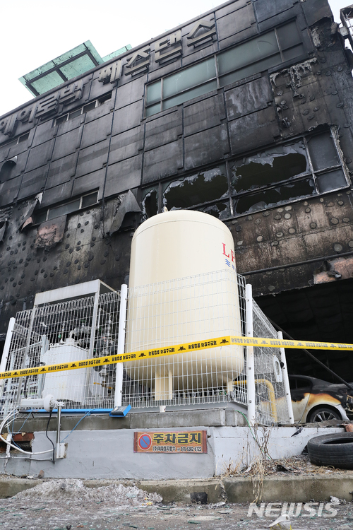  【제천=뉴시스】인진연 기자 = 지난 21일 오후 3시 53분께 충북 제천시 하소동의 한 스포츠센터에서 불이 나 수십명의 인명피해가 났다. 지연구조 논란의 중심에 선 현장의 대형 LPG탱크 모습.2017.12.22 inphoto@newsis.com