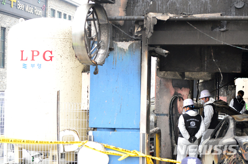 【제천=뉴시스】인진연 기자 = 23일 국립과학수사원구원과 경찰 화재전문감식관 등으로 구성한 합동감식반이 충북 제천 스포츠센터 화재 사고 현장에서 2차 합동감식을 하고 있다. 2017.12.23 inphoto@newsis.com