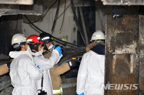 【제천=뉴시스】인진연 기자 = 23일 국립과학수사원구원과 경찰 화재전문감식관 등으로 구성한 합동감식반이 충북 제천 스포츠센터 화재 사고 현장에서 2차 합동감식을 하고 있다. 2017.12.23&nbsp; inphoto@newsis.com 