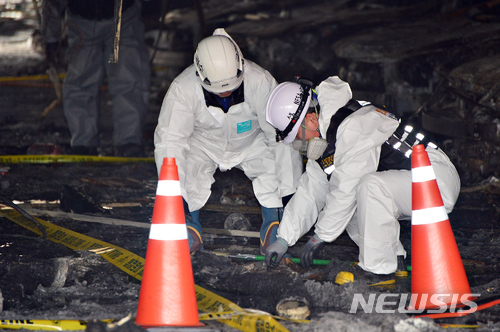 【제천=뉴시스】인진연 기자 = 23일 국립과학수사원구원과 경찰 화재전문감식관 등으로 구성한 합동감식반이 충북 제천 스포츠센터 화재 사고 현장에서 2차 합동감식을 하고 있다. 2017.12.23 inphoto@newsis.com
